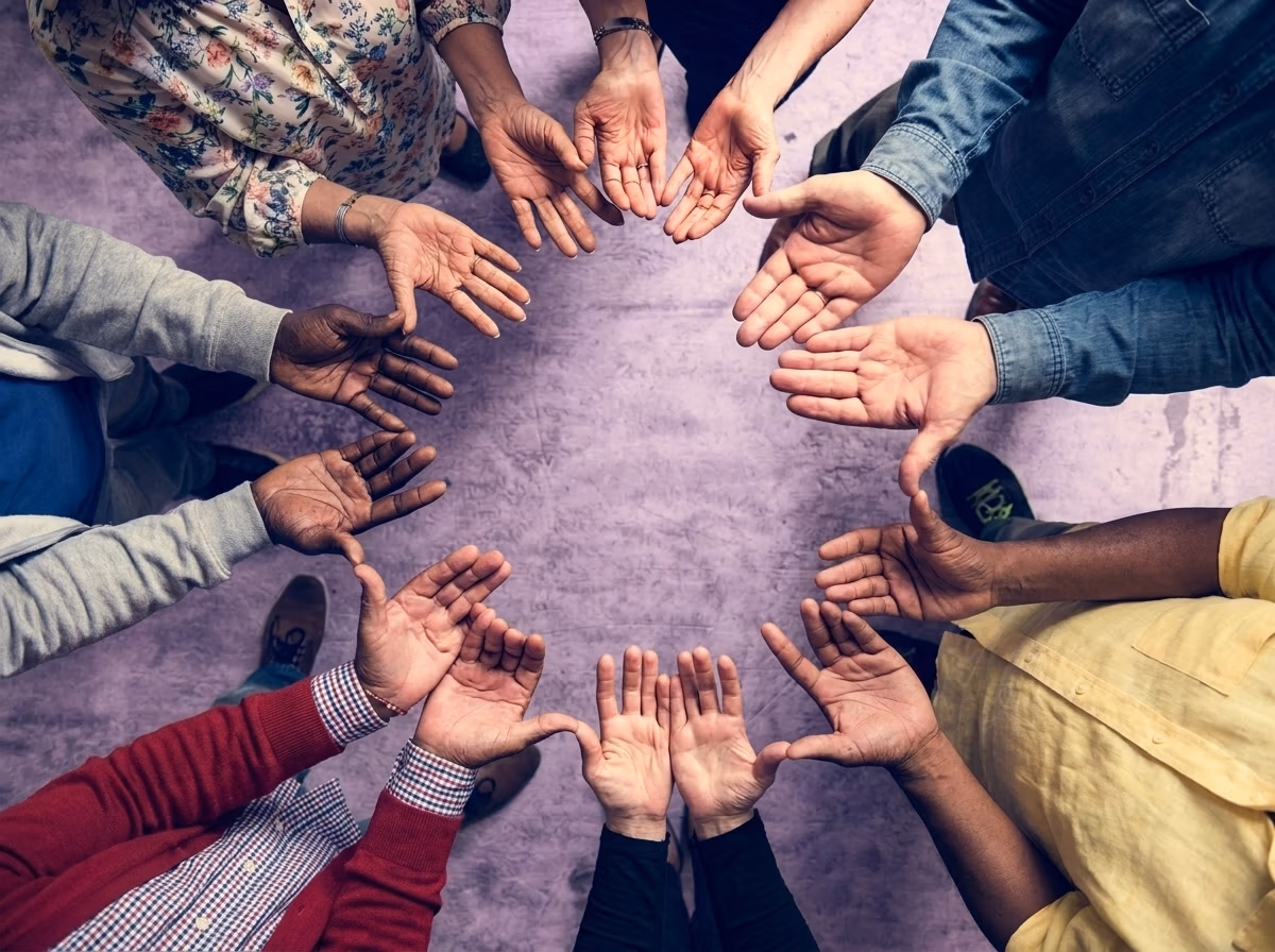Des mains réunies en cercle, symbole de solidarité